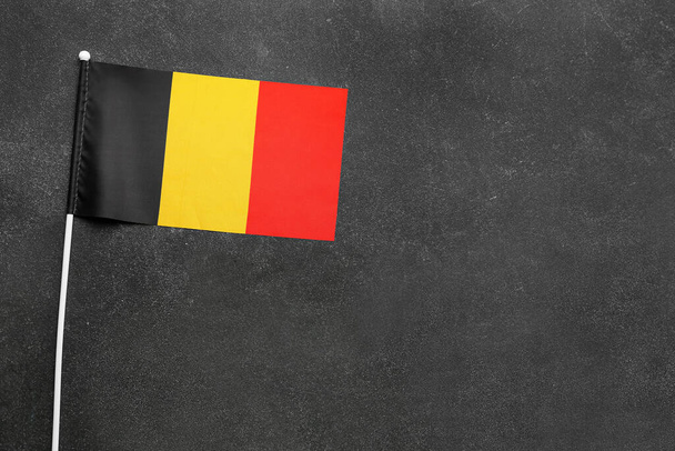Koyu arkaplanda Belçika bayrağı - Fotoğraf, Görsel
