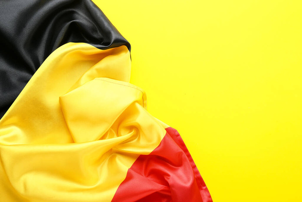 Flaga Belgii na tle koloru - Zdjęcie, obraz