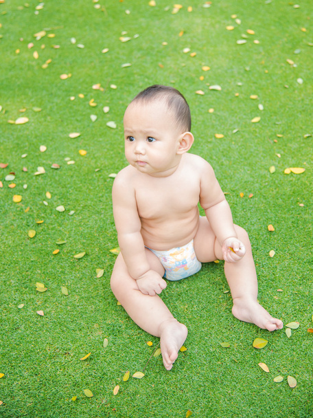 Cute baby boy sitting in the park - Foto, imagen