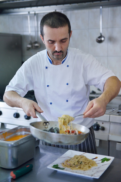 Шеф-кухар прикрашає салат з макаронами
 - Фото, зображення