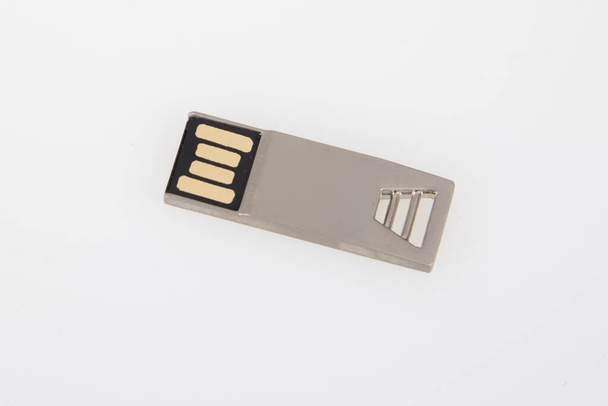 métal clé argent clé USB mémoire acier connecté sur fond blanc bureau gris - Photo, image