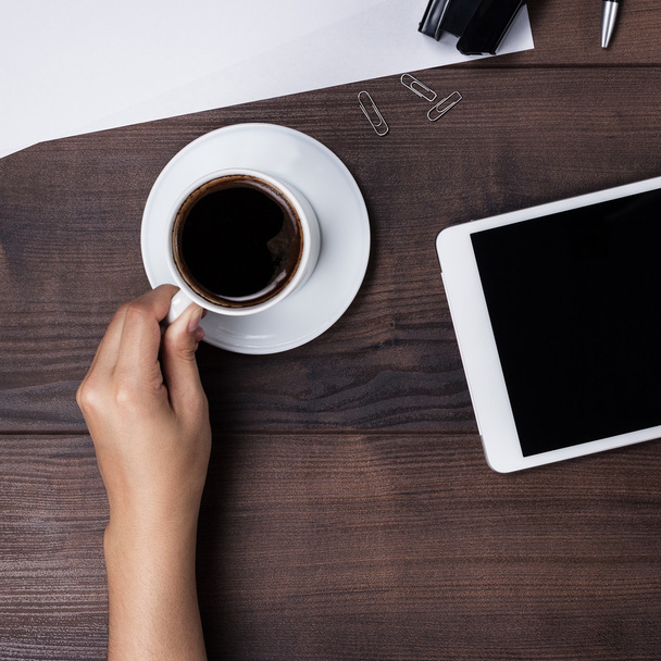 podnikatelka, pije kávu v její kanceláři - Fotografie, Obrázek