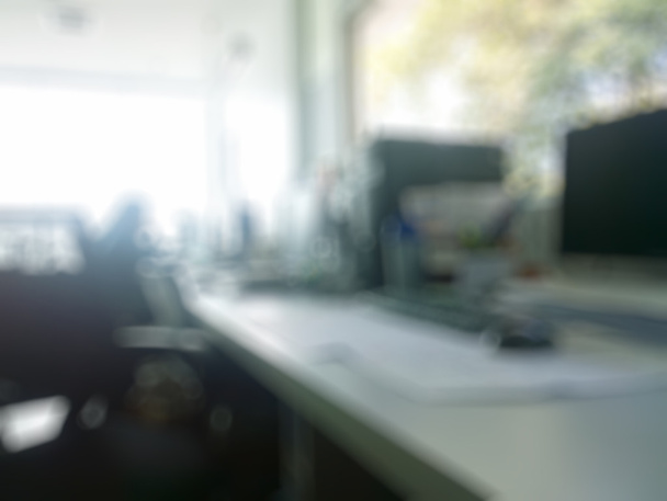 abstracte kantoor met computer achtergrond wazig  - Foto, afbeelding