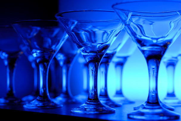 Viinilasit pöydällä sinisessä valossa
 - Valokuva, kuva