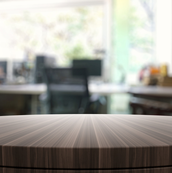 Lege houten ronde tafel en onscherpe achtergrond voor product pres - Foto, afbeelding