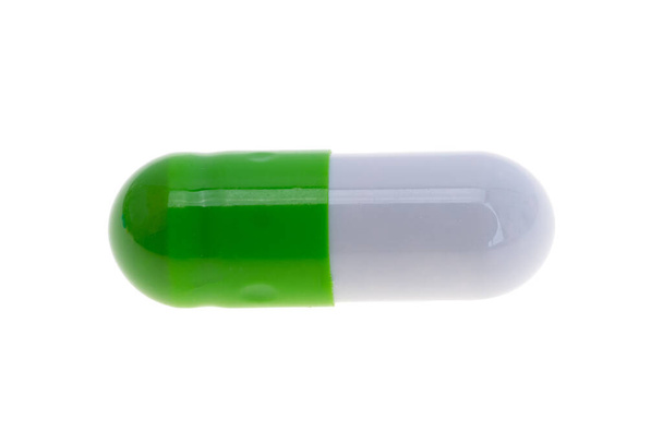 medische capsules geïsoleerd op witte achtergrond - Foto, afbeelding