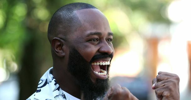 Noir homme africain criant de joie, heureux personne excitée - Photo, image