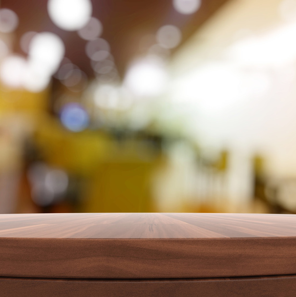 Mesa redonda de madeira vazia e fundo borrado para produtos pres
 - Foto, Imagem