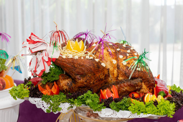 Большая жареная индейка на День Благодарения. Вкусная большая индейка готова поесть. - Фото, изображение