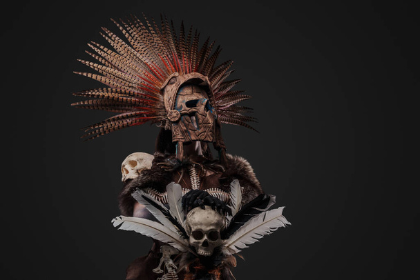 Chamán azteca antiguo con bastón vestido con atuendo ceremonial. Foto de alta calidad - Foto, imagen