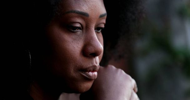 smutny zamyślony czarny kobieta zbliżenie twarz uczucie depresja i zajęty-1 - Zdjęcie, obraz