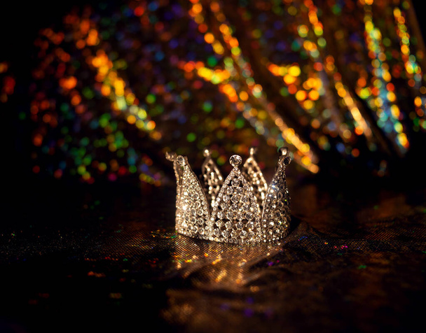 Princesa dorada, diadema reina con sobre fondo brillante - Foto, Imagen
