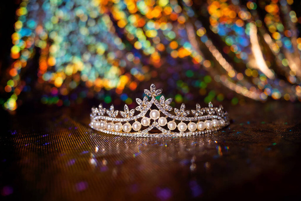 Diadema con perlas sobre fondo brillante - Foto, Imagen