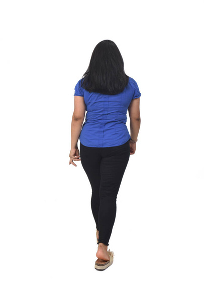 visão traseira de um retrato completo de uma mulher latina andando sobre fundo branco, - Foto, Imagem