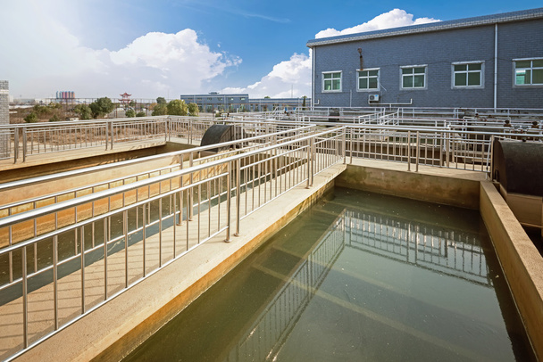 Moderna planta de tratamiento de aguas residuales urbanas. - Foto, imagen
