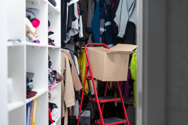 Armoire boîtes avec vêtements et autres choses préparées pour le déménagement de la maison dans la chambre
. - Photo, image