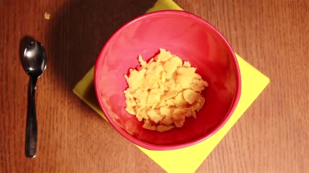 Pequeno-almoço útil com flocos de milho e leite
 - Filmagem, Vídeo