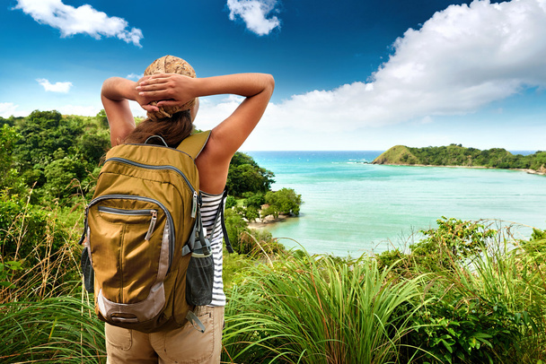 Туристична дівчина насолоджується видом на красиві пагорби і море, подорожі
 - Фото, зображення