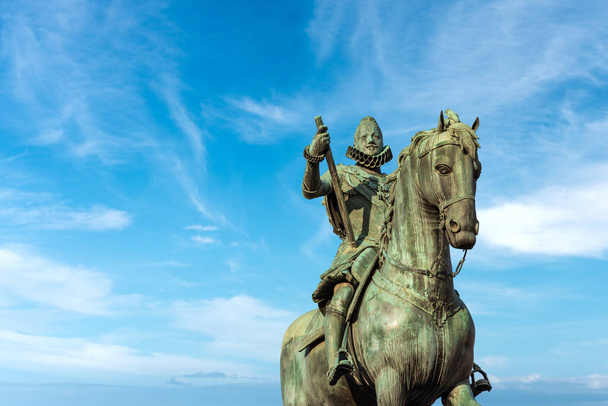III. Fülöp király bronz szobra lóháton (Felipe III vagy Felipe el Piadoso), Giambologna és Pietro Tacca készítette Plaza Mayor-ban (főtér), Madrid belvárosában, Spanyolország, Dél-Európa. - Fotó, kép