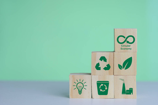 Чистая нулевая зеленая технология инновации экологического углерода возобновляемых источников энергии бизнеса Круговая экономика концепция с деревянными блоками куба. - Фото, изображение