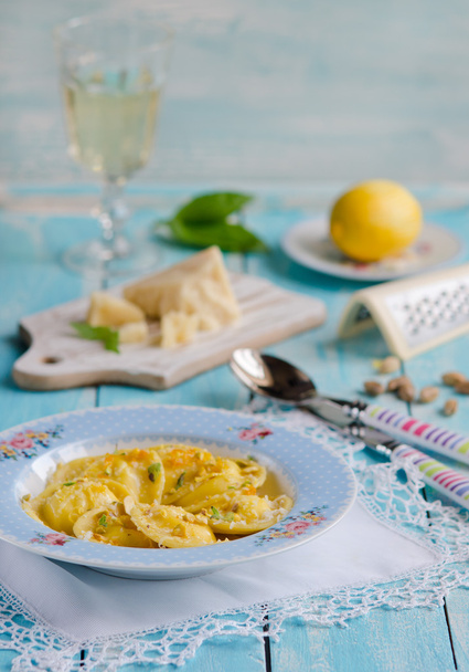 close-up view of homemade ravioli with ricotta, basil and Parmesan - 写真・画像