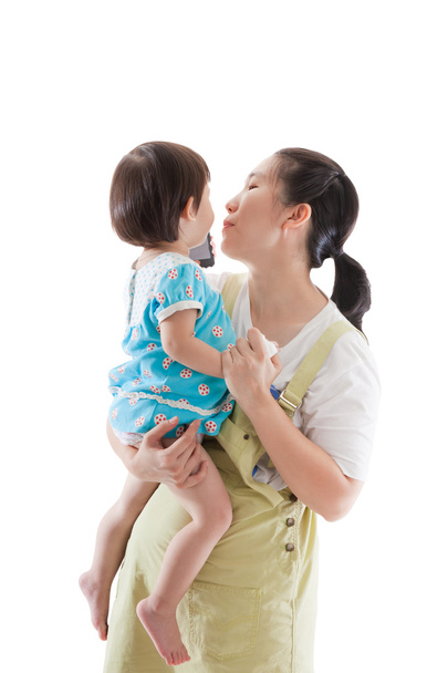 Mère asiatique portant et apaiser sa fille sur fond blanc
 - Photo, image