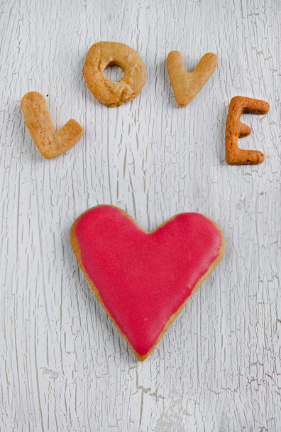Mignons biscuits de Saint-Valentin sur un fond en bois
  - Photo, image