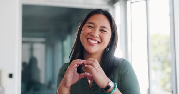 Ázsiai nő, arc és mosoly kéz a szív alakú, emoji vagy szerelmi gesztus a kreatív karrier az irodában. Portré boldog japán női alkalmazott tervező mosolygó szív kezét indításkor. - Felvétel, videó