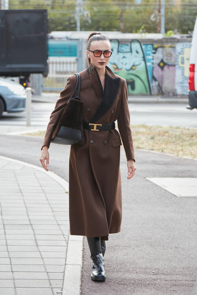 MILAN, ITALY - SEPTEMBER 23, 2022: Mary Leest with brown coat before Tods fashion show, Milan Fashion Week street style - Fotó, kép