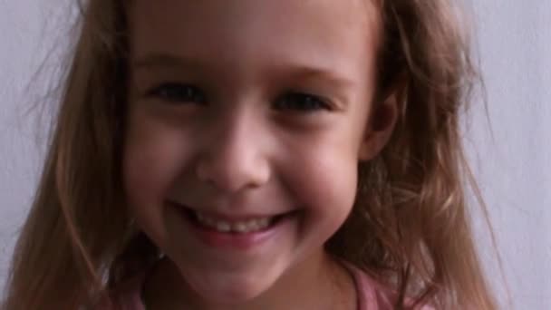 Dětinsky se smějící portrét miminka. Krásná holčička se usměje do kamery. Video. - Záběry, video