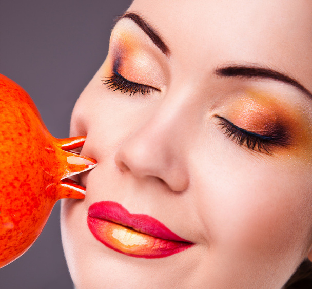Chica, hermoso maquillaje, fruta naranja
 - Foto, imagen
