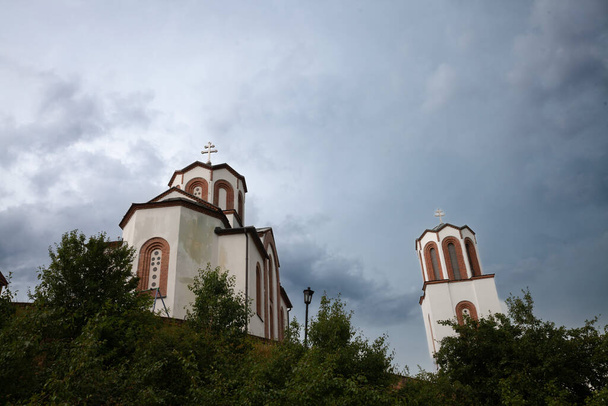 Vrsac 'lı Aziz Theodore Kilisesi' nin panoraması, bulutlu gökyüzü ile Crkva svetog teodora vrsackog olarak da bilinir. Vrsac şehrinde bir Sırp ortodoks kilisesi. - Fotoğraf, Görsel