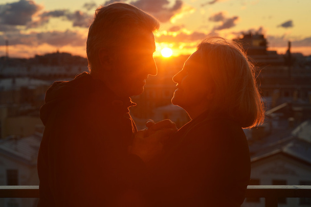 Älteres Ehepaar bei Sonnenuntergang - Foto, Bild