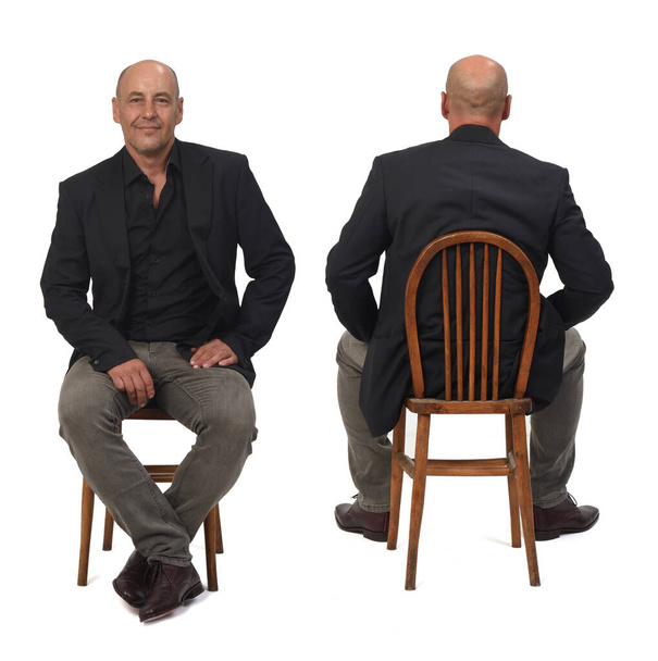 vista frontale e laterale dello stesso uomo seduto su sedia su sfondo bianco - Foto, immagini