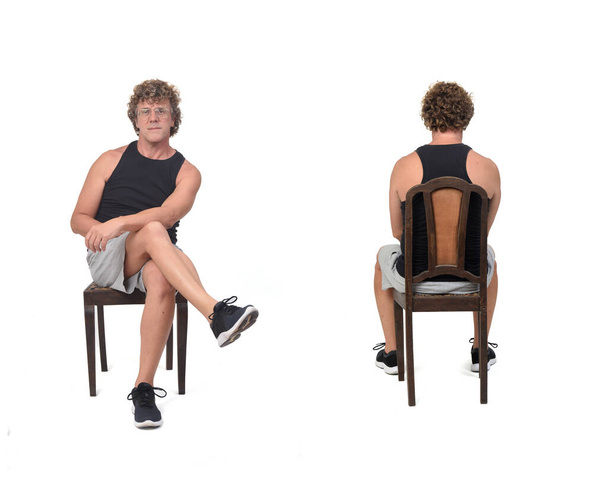 costas e frente vista do mesmo homem com sportswear sentado na cadeira no fundo branco. - Foto, Imagem