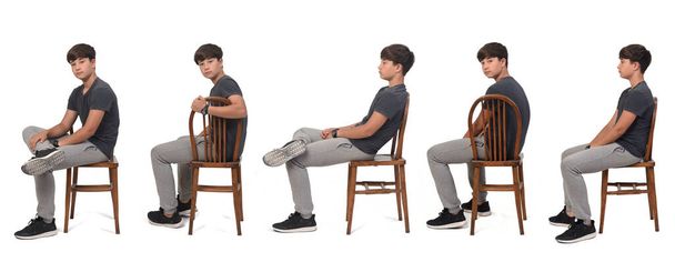vista lateral ot un adolescente sentado en silla sobre fondo blanco - Foto, Imagen