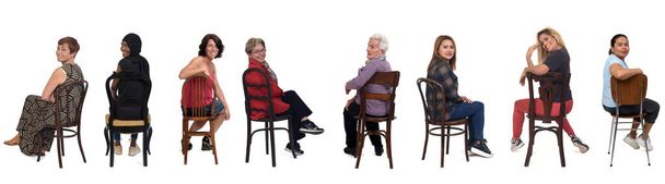 grupa różnych kobiet odwraca się od krzesła i patrzy w kamerę - Zdjęcie, obraz