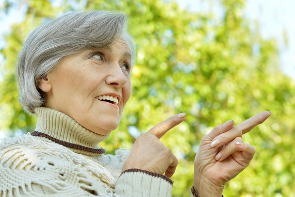Elderly woman pointing - Valokuva, kuva