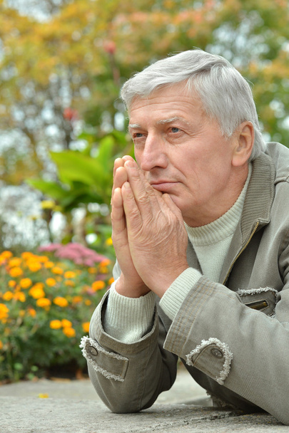 Thoughtful elderly man - Foto, afbeelding