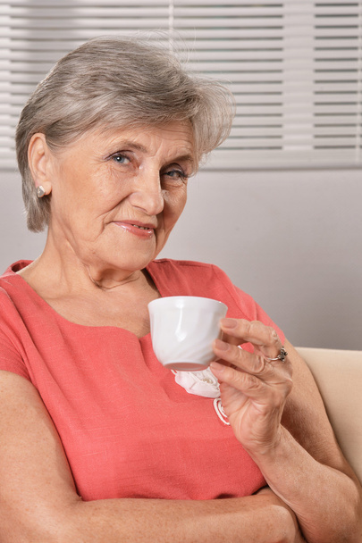 Elderly woman drinking coffee - Foto, Imagem