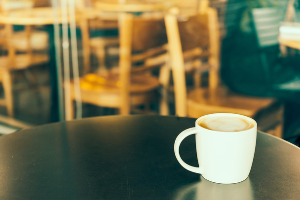 木製テーブルの上のコーヒーカップ - 写真・画像