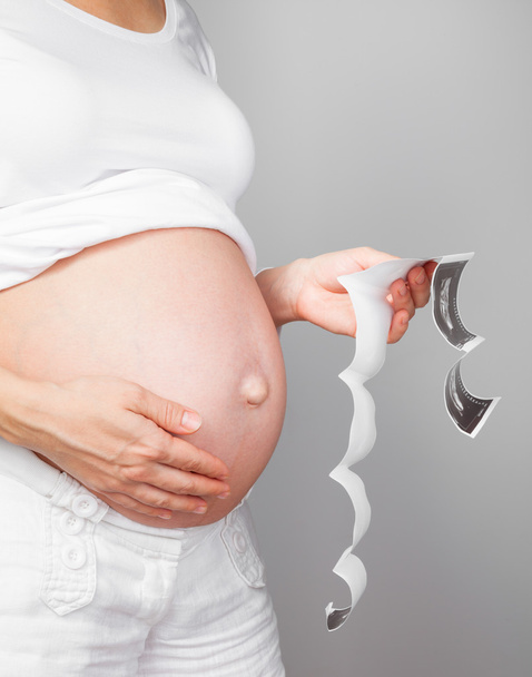 Femme enceinte avec rapport d'échographie
 - Photo, image