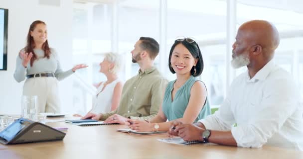 Retrato, reunión y formación con una mujer asiática de negocios sentada en la sala de juntas durante un seminario en equipo. Feliz, sonrisa y taller con una empleada en una oficina con su grupo de colegas. - Imágenes, Vídeo