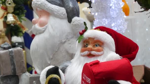 クリスマスのおもちゃのサンタは、新年の休日の装飾の背景にあるクラス. - 映像、動画