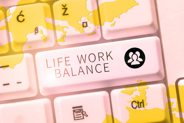 Titulek textu prezentující životní rovnováhu práce, obchodní přístup, stabilitu, kterou osoba potřebuje mezi prací a osobním časem - Fotografie, Obrázek