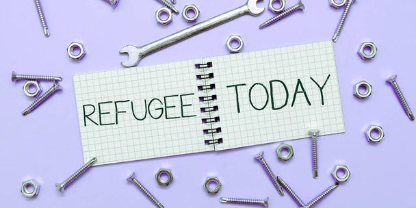 Escribiendo mostrando texto Refugiado, Concepto que significa referirse a los movimientos de grandes grupos de personas desplazadas - Foto, imagen