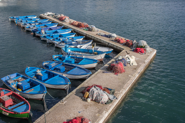 Bateaux de pêche et filets sur une jetée à Gallipoli
 - Photo, image