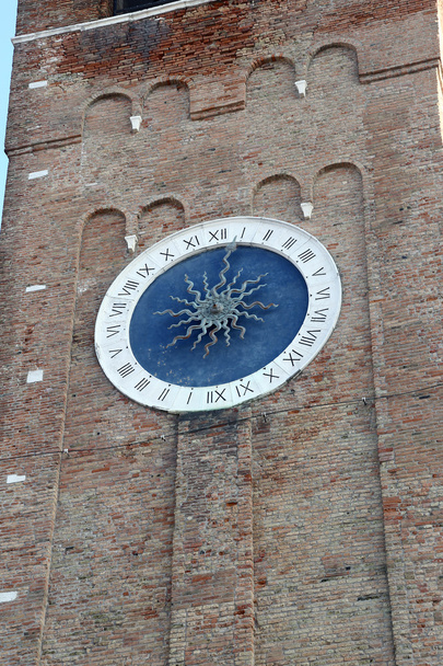 колокольня с большими часами с римскими цифрами
 - Фото, изображение