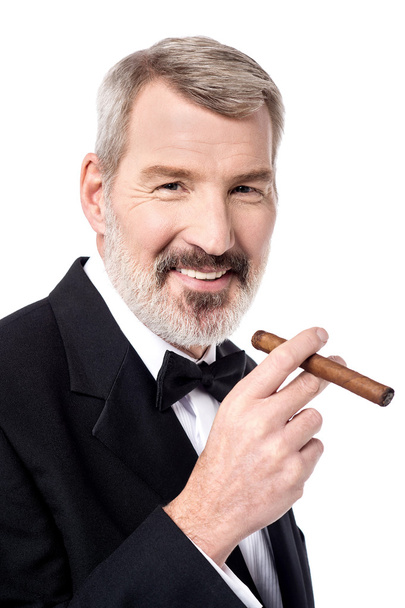 Businessman posing with cigar - Zdjęcie, obraz