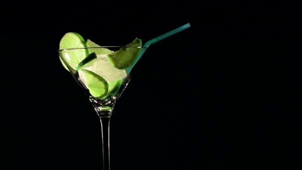 Cocktail rotante con lime e ghiaccio
 - Filmati, video